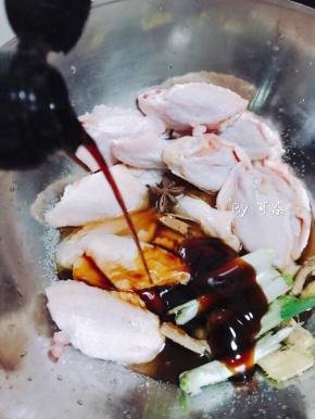 加入盐，鸡精，料酒，生抽，老抽，蚝油，葱姜，花椒，八角，桂皮。