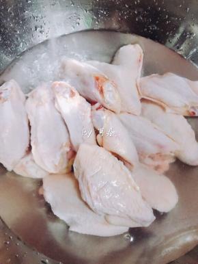 洗净鸡翅
泡一下血水