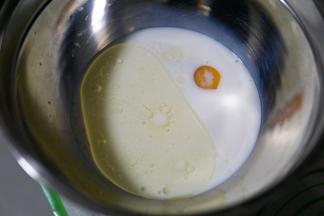 倒入植物油和盐