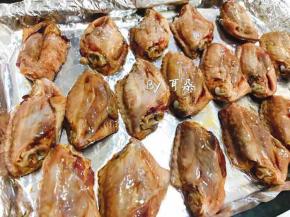 烤箱175度预热10分钟
烤盘铺锡纸 刷油
先烤反面
上下火175度烤20分钟