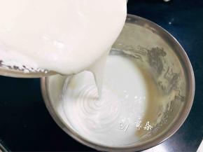 打发到6成发的浓稠状态淡奶油倒入奶酪糊