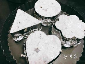 然后倒入慕斯液
表面弄平 
放入冰箱冷藏3小时或者过夜

脱模的时候
用吹风机吹模具外面一圈 
下面推起来即可
