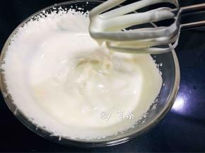 打发到小弯勾
做慕斯的奶油打发5-6分发即可