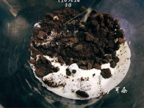 我们来做饼干底
把奥利奥饼干碎 弄细碎点
压拌手法来做成特别粘稠的状态

饼干和黄油做底太腻了
所以我用稀奶油和饼干碎混合 好吃不腻