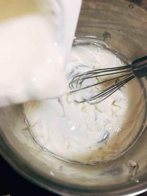 倒入酸奶搅拌到无颗粒顺滑