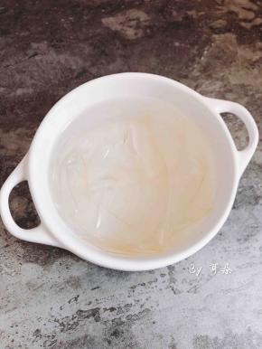 吉利丁剪块
泡入可以喝的凉水中
入冰箱冷藏10分钟