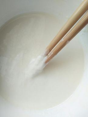 面粉加水搅拌均匀和成较稀的面糊，提起筷子能滴落的状态就好