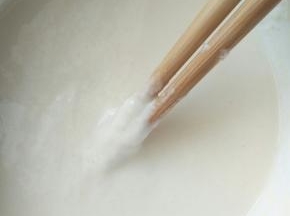 面粉加水搅拌均匀和成较稀的面糊，提起筷子能滴落的状态就好
