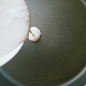 电饼铛提前预热，舀一勺面糊倒入电饼铛(注意电饼铛不需要抹油，不抹油，不抹油重要的事说三遍)