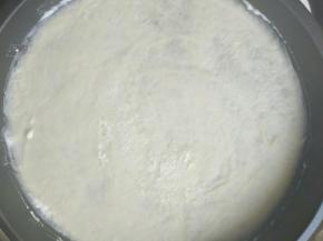 用平面的工具快速刮平