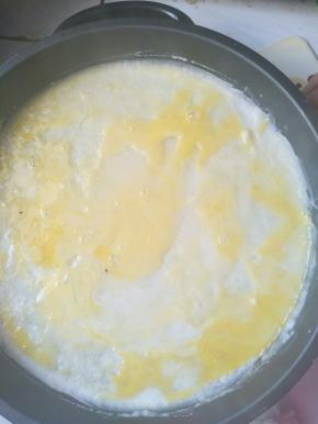 同样，用工具把鸡蛋打散刮平