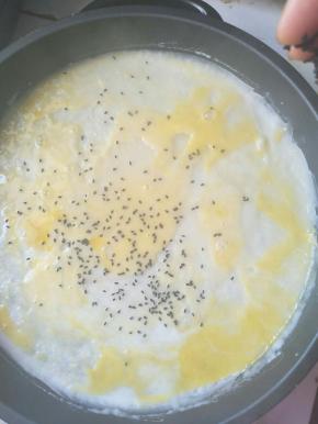 趁蛋液没凝固以前撒点芝麻，同时如果喜欢的话可以撒点切碎的小葱