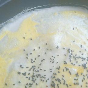 大约一分钟，看到饼皮的边缘翘起，能轻松揭起，就可以翻面了