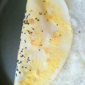 翻过来以后烙一两分钟时间，掀起一边看看底下饼皮鸡蛋上色满意就可以出炉了