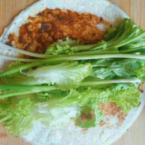 抹自己喜欢的酱，然后生菜小葱，正宗的是要有油条或者薄脆的，我不喜欢油炸食品，所以没放