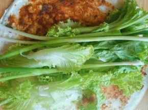 抹自己喜欢的酱，然后生菜小葱，正宗的是要有油条或者薄脆的，我不喜欢油炸食品，所以没放