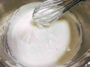 搅拌到光滑可稍微流动状态
太浓了的话 你做蛋糕的时候不平整 不好看