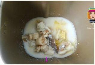 砂糖+盐+奶粉+牛奶+全蛋液+冰水+香蕉泥放入面包机