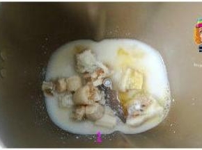 砂糖+盐+奶粉+牛奶+全蛋液+冰水+香蕉泥放入面包机
