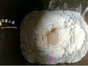 把面包粉倒入，在面粉中央挖个小洞，把酵母放小洞内