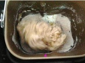 按启动键，开始揉面。揉面全程开着面包机盖子。