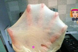 第三次揉面结束后，如果面团能抻出透明结实的薄膜，可以停止揉面。要是未达到完成阶段，可以再启动“和面”程序，中间随时暂停，检查面团的状态。我用了四个“和面”程序。