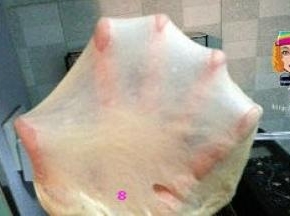 第三次揉面结束后，如果面团能抻出透明结实的薄膜，可以停止揉面。要是未达到完成阶段，可以再启动“和面”程序，中间随时暂停，检查面团的状态。我用了四个“和面”程序。