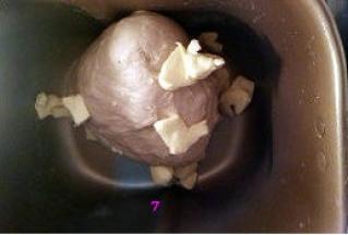 放入软化的黄油。继续启动“和面”程序。