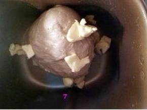 放入软化的黄油。继续启动“和面”程序。