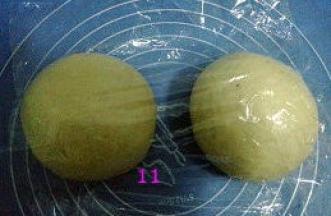 取出面团，分成两等份。分别排气，揉圆。盖保鲜膜松驰15分钟。