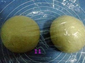 取出面团，分成两等份。分别排气，揉圆。盖保鲜膜松驰15分钟。