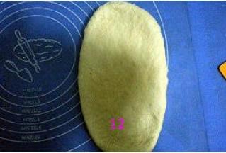 取一松驰好的面团，按成椭圆形