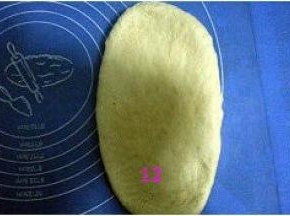 取一松驰好的面团，按成椭圆形