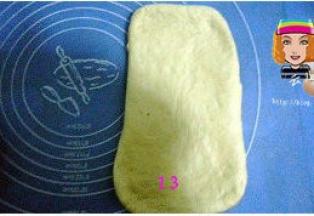 翻面，轻拉面片四角，整成长方形