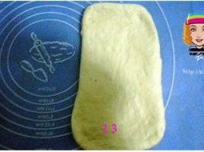 翻面，轻拉面片四角，整成长方形