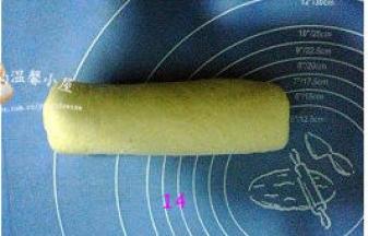 由上至下卷起，盖保鲜膜，松弛15分钟