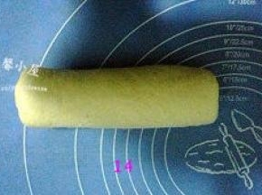 由上至下卷起，盖保鲜膜，松弛15分钟