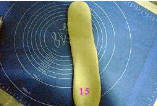 取一松驰完的面团，收口朝上按扁，擀长，压薄底边