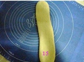 取一松驰完的面团，收口朝上按扁，擀长，压薄底边