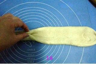 把面片两边向中间提起