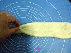 把面片两边向中间提起