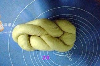 头尾对折，收到底部捏紧