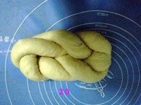 头尾对折，收到底部捏紧