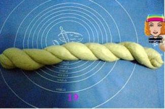 两个面团以交叉旋转的方式扭转成形