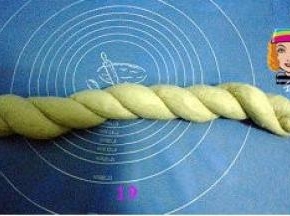 两个面团以交叉旋转的方式扭转成形