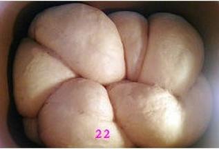 面团发酵至桶内九分满，轻按面团表面，可以缓慢回弹即可。