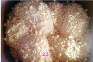 表面刷蛋液，撒上油酥粒。盖上盖子。