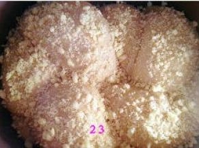 表面刷蛋液，撒上油酥粒。盖上盖子。