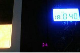 选择烘烤功能，时间选择40分钟。结束后立即取出面包，放烤架上。凉透后放保鲜袋中