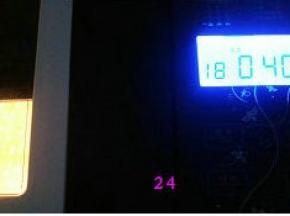 选择烘烤功能，时间选择40分钟。结束后立即取出面包，放烤架上。凉透后放保鲜袋中